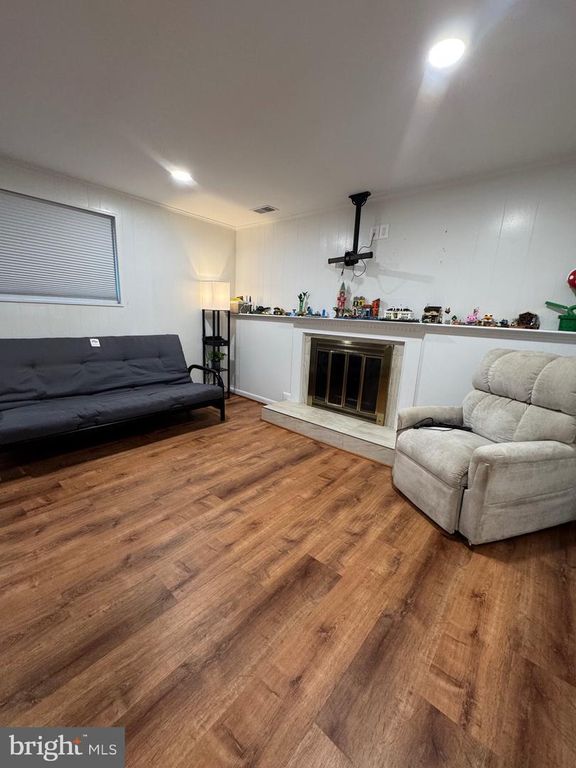 Image 34 of property listing at 13607 GRENOBLE DR, Rockville, MD 20853