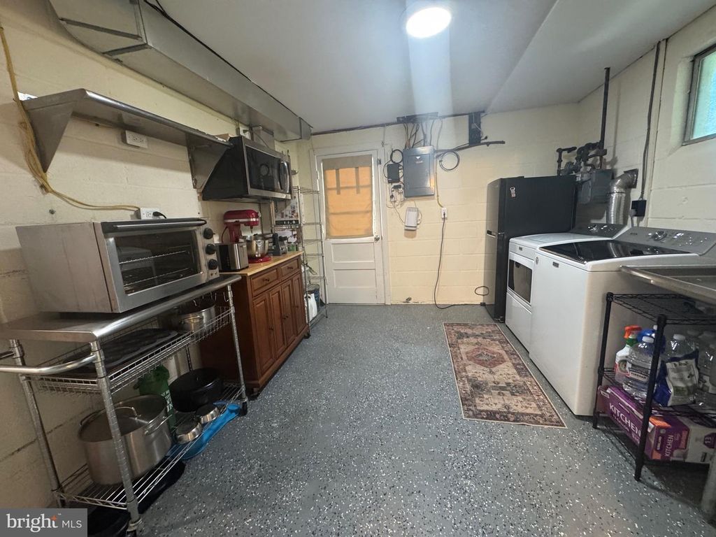 Image 37 of property listing at 13607 GRENOBLE DR, Rockville, MD 20853