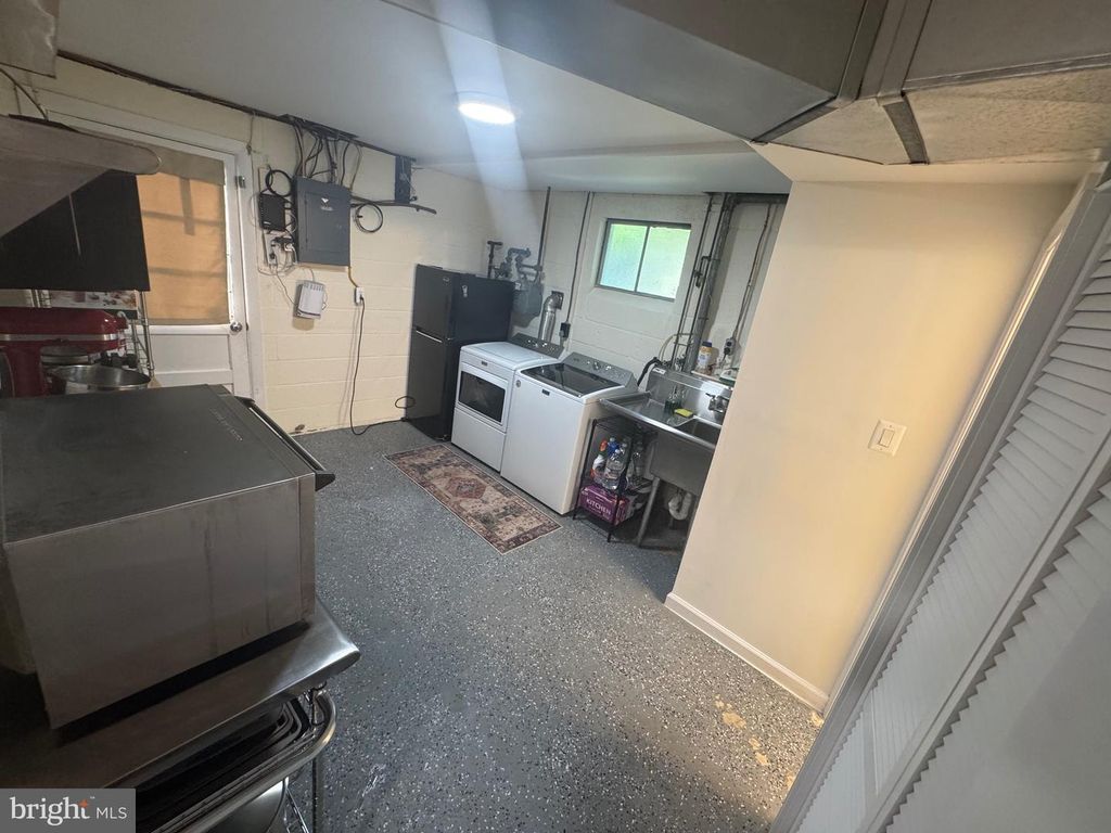 Image 38 of property listing at 13607 GRENOBLE DR, Rockville, MD 20853