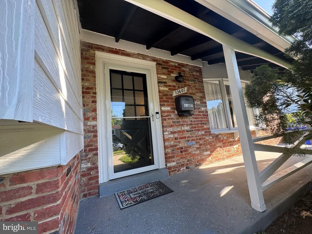 Image 4 of property listing at 13607 GRENOBLE DR, Rockville, MD 20853