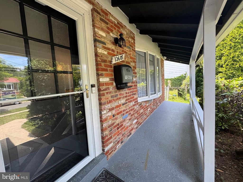 Image 5 of property listing at 13607 GRENOBLE DR, Rockville, MD 20853