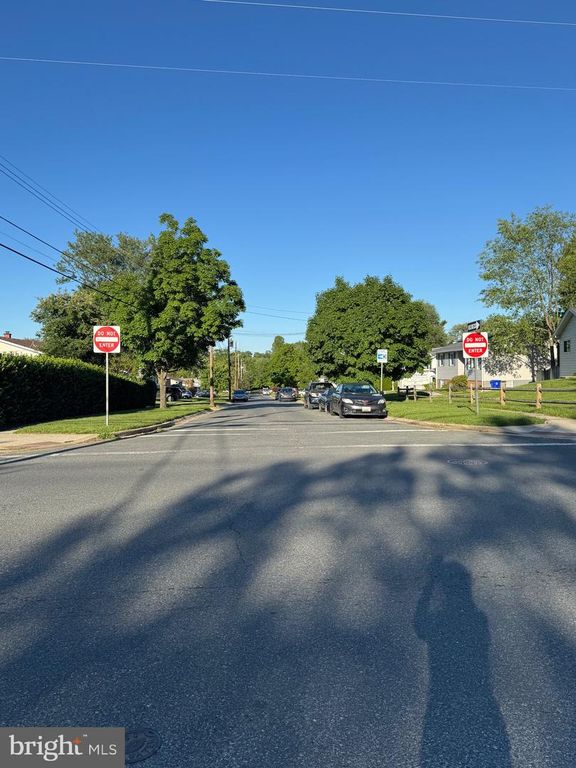 Image 50 of property listing at 13607 GRENOBLE DR, Rockville, MD 20853