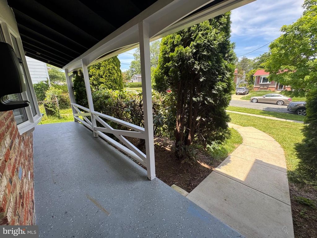 Image 6 of property listing at 13607 GRENOBLE DR, Rockville, MD 20853
