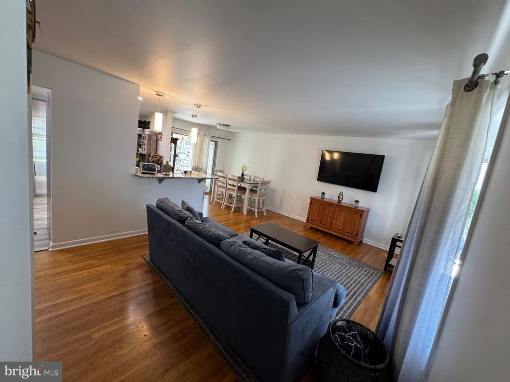 Image 8 of property listing at 13607 GRENOBLE DR, Rockville, MD 20853
