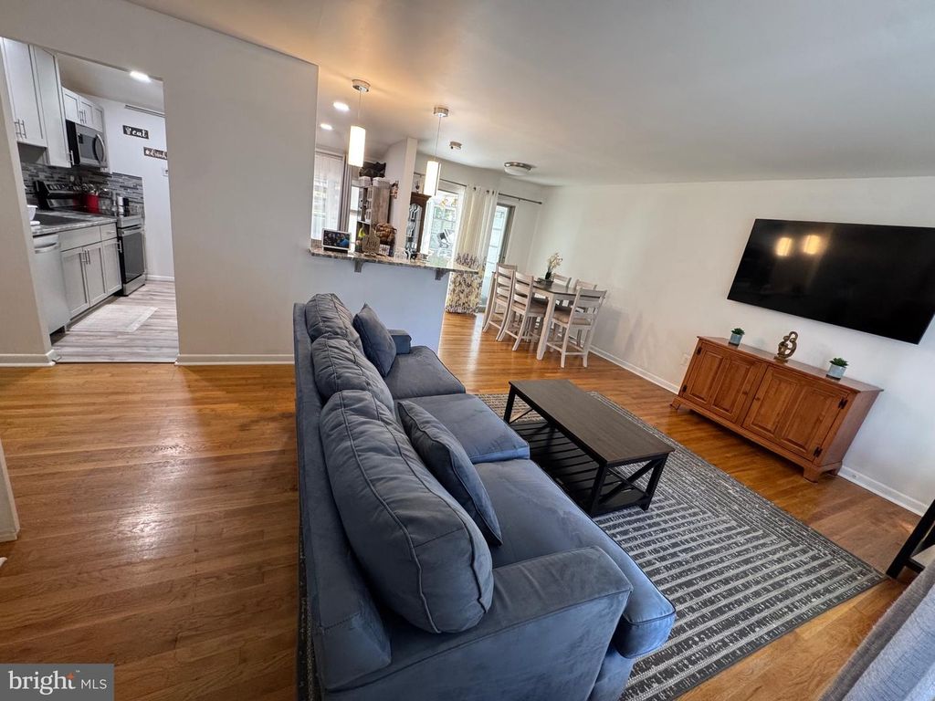 Image 9 of property listing at 13607 GRENOBLE DR, Rockville, MD 20853