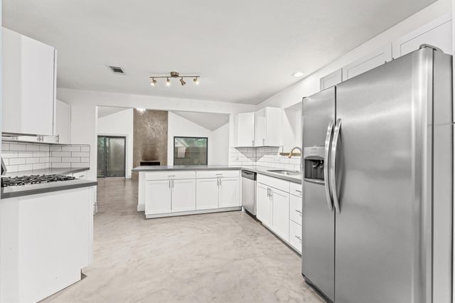 29 S High Oaks Circle, Spring, TX 77380