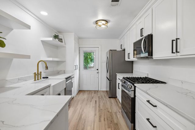 3102 W Jefferson Boulevard, Dallas, TX 75211