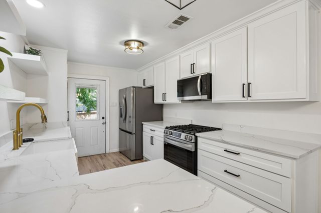 3102 W Jefferson Boulevard, Dallas, TX 75211