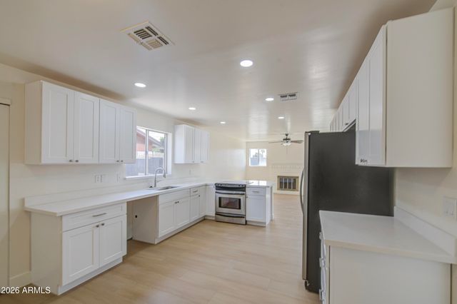 613 W PERALTA Avenue, Mesa, AZ 85210