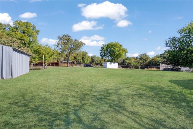 402 W Sam Rayburn Road, Ector, TX 75439