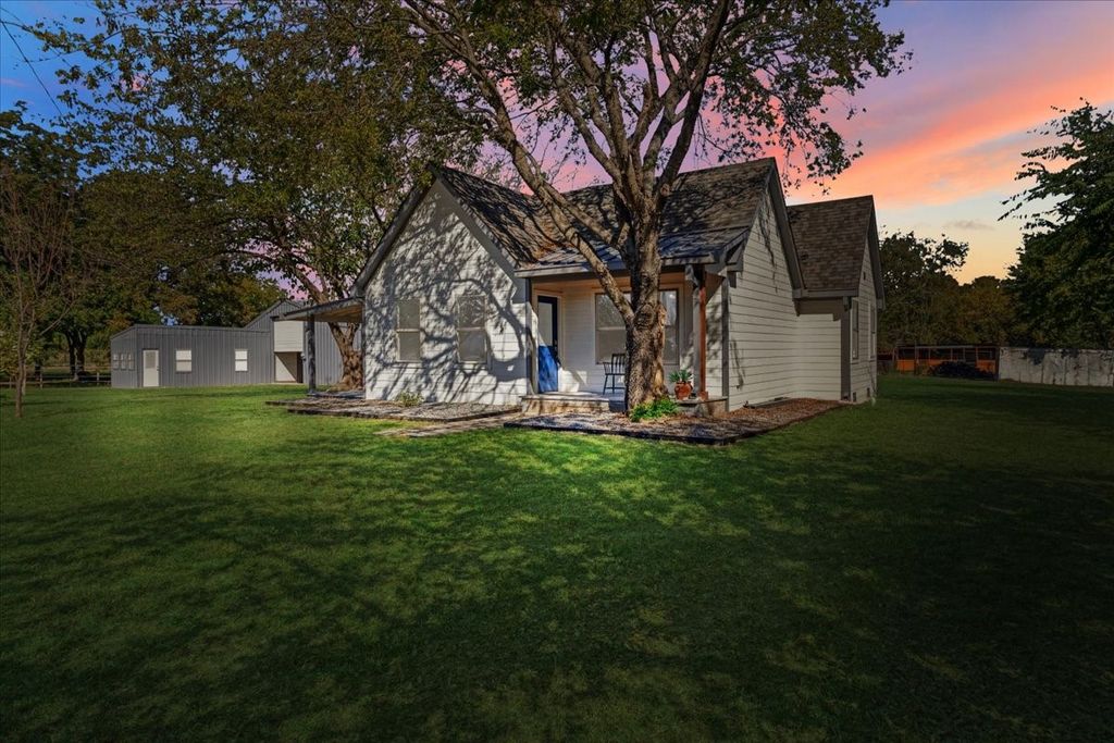 402 W Sam Rayburn Road, Ector, TX 75439