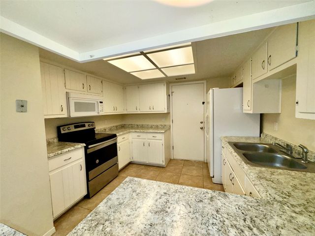 223 Stowaway CV B, Lakeway, TX 78734