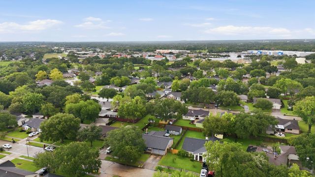 1814 Crooked Creek Lane, Pearland, TX 77581
