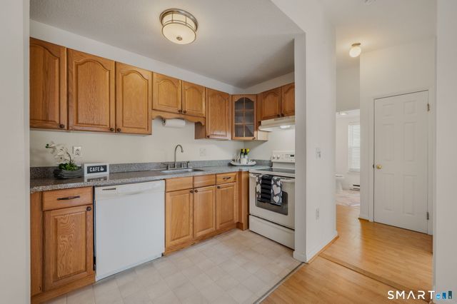 82 Sunset Street APT 73, Waterford, CT 06385