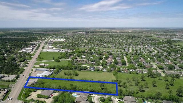 317 Fm 517 W, Dickinson, TX 77539