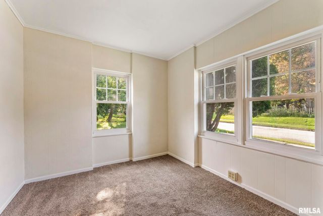 2704 E HIGH Street, Davenport, IA 52803