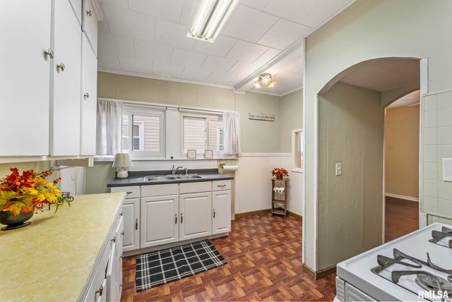 2704 E HIGH Street, Davenport, IA 52803