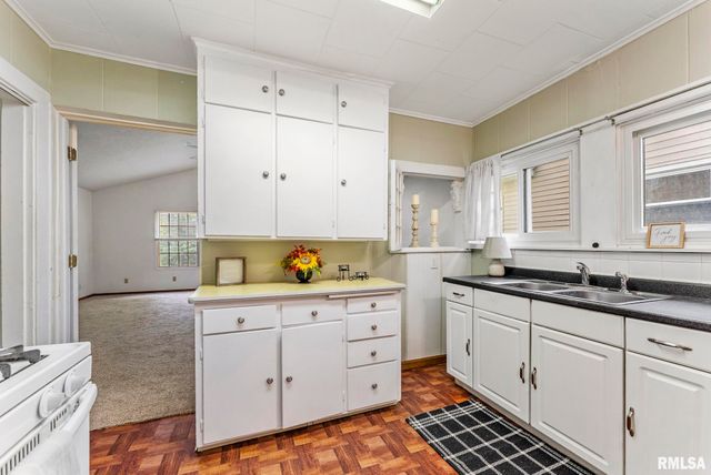 2704 E HIGH Street, Davenport, IA 52803