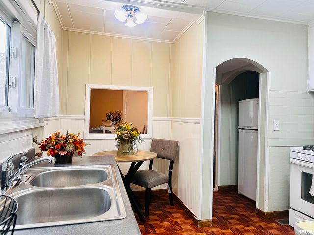 2704 E HIGH Street, Davenport, IA 52803