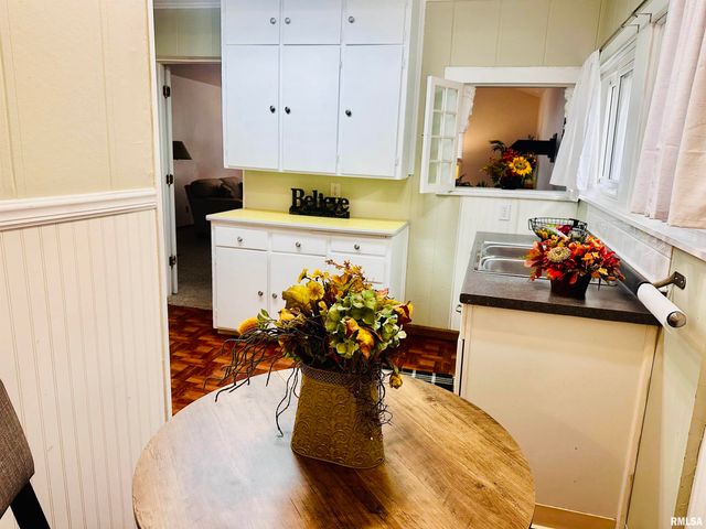 2704 E HIGH Street, Davenport, IA 52803