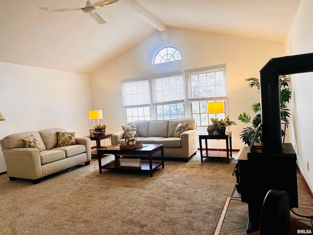 2704 E HIGH Street, Davenport, IA 52803