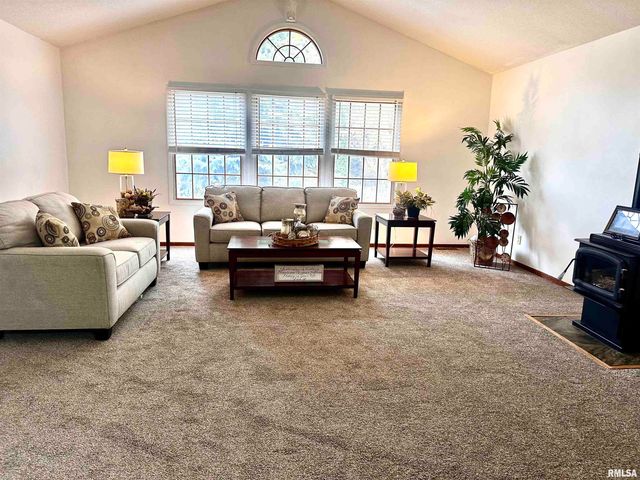 2704 E HIGH Street, Davenport, IA 52803