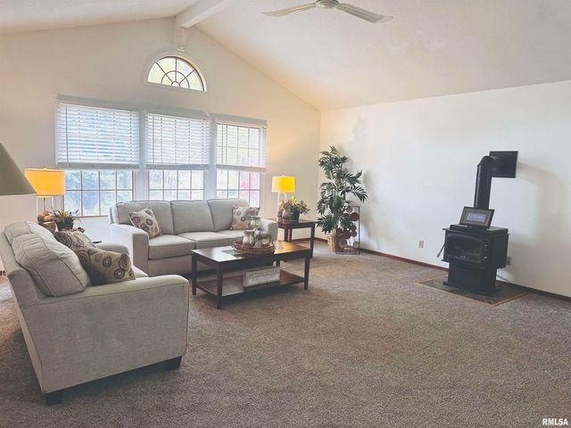 2704 E HIGH Street, Davenport, IA 52803