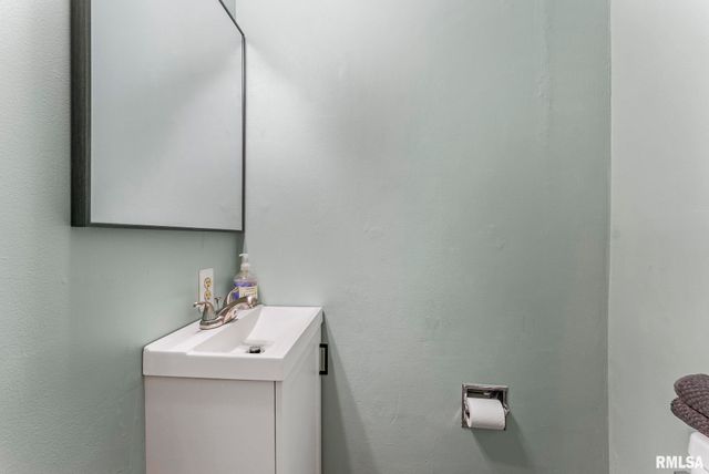 2704 E HIGH Street, Davenport, IA 52803