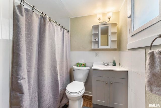 2704 E HIGH Street, Davenport, IA 52803