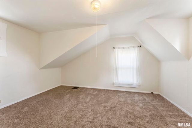 2704 E HIGH Street, Davenport, IA 52803