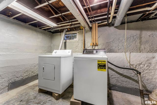 2704 E HIGH Street, Davenport, IA 52803