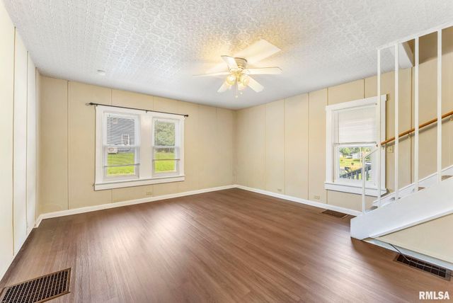 2704 E HIGH Street, Davenport, IA 52803