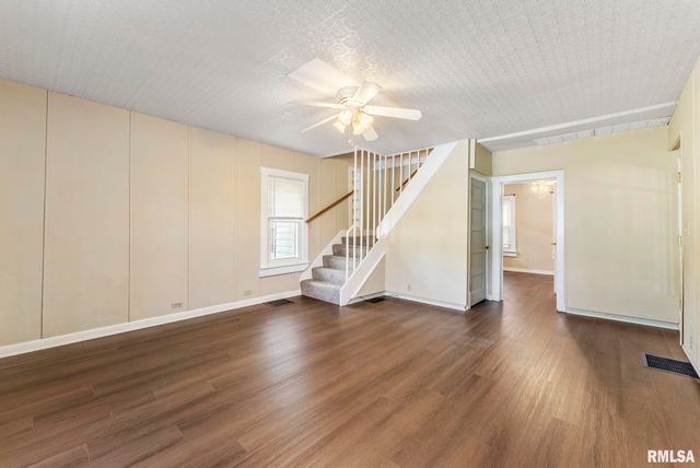 2704 E HIGH Street, Davenport, IA 52803