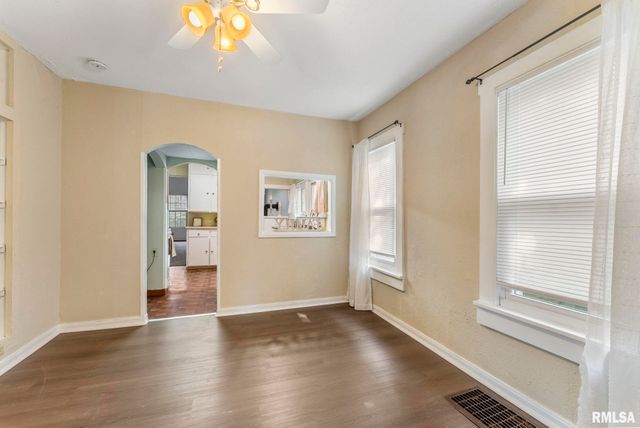 2704 E HIGH Street, Davenport, IA 52803