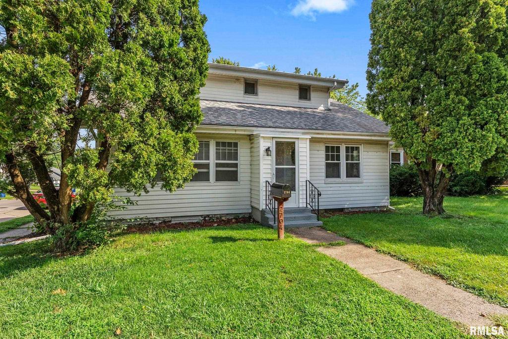 2704 E HIGH Street, Davenport, IA 52803