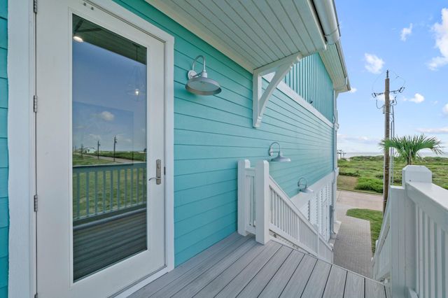 675 Seaside Dr, Crystal Beach, TX 77650