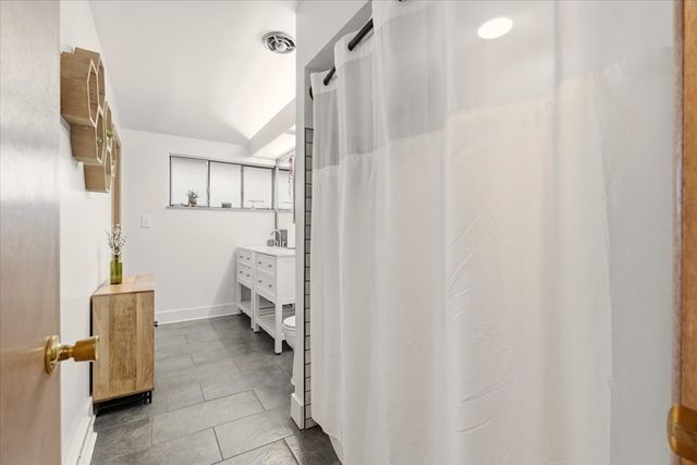 6550 N Winston Ct, Columbus, OH 43235