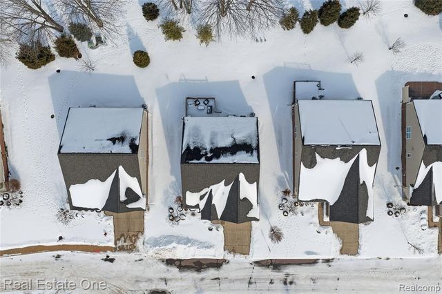 1082 Paddock Drive, South Lyon, MI 48178