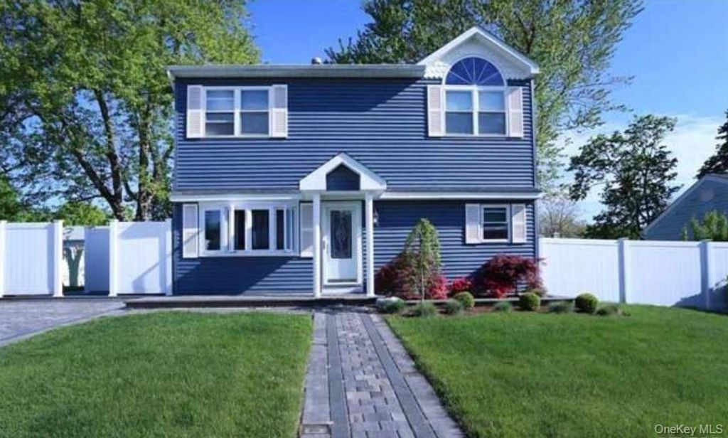 31 Pine Street, Central Islip, NY 11722