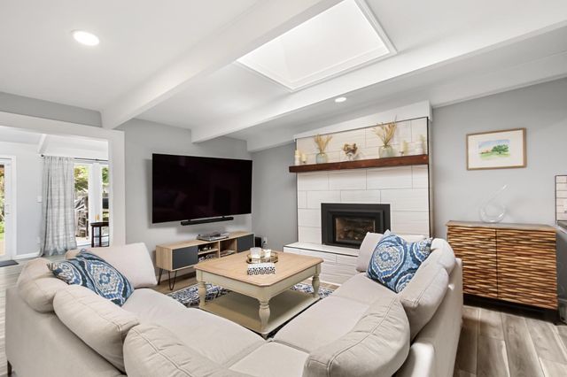 6860 Pocket Rd, Sacramento, CA 95831