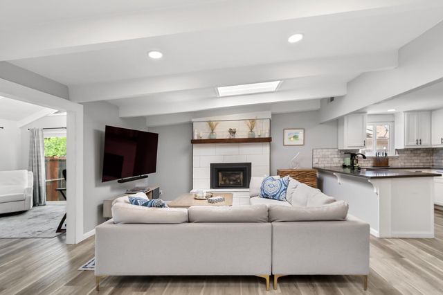 6860 Pocket Rd, Sacramento, CA 95831