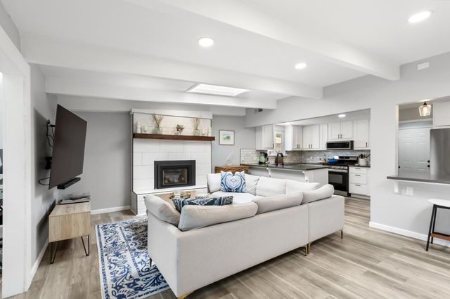 6860 Pocket Rd, Sacramento, CA 95831