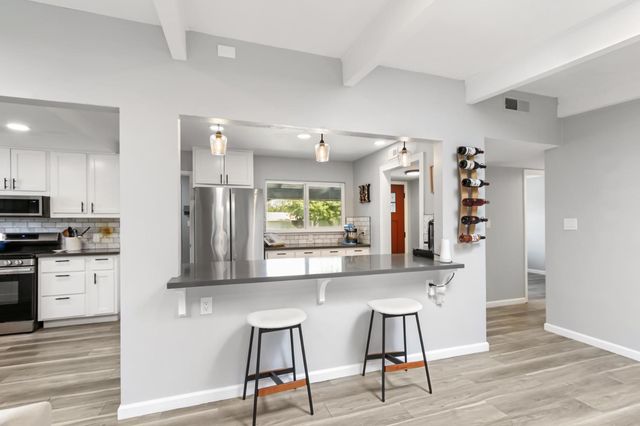 6860 Pocket Rd, Sacramento, CA 95831