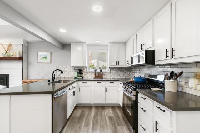 6860 Pocket Rd, Sacramento, CA 95831