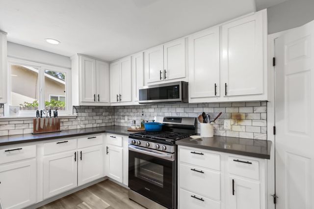 6860 Pocket Rd, Sacramento, CA 95831