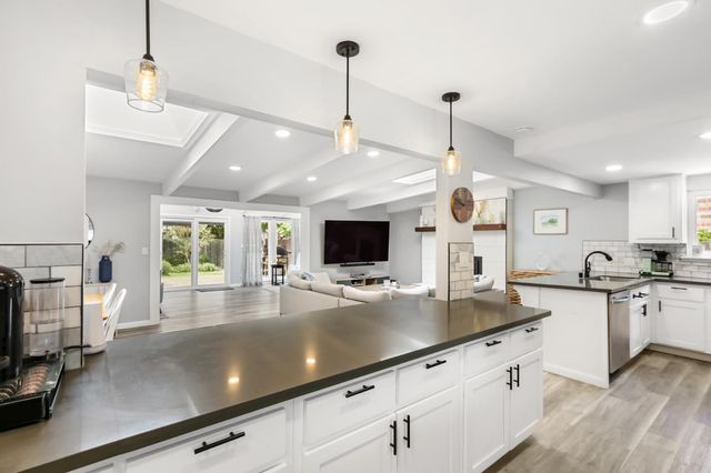 6860 Pocket Rd, Sacramento, CA 95831