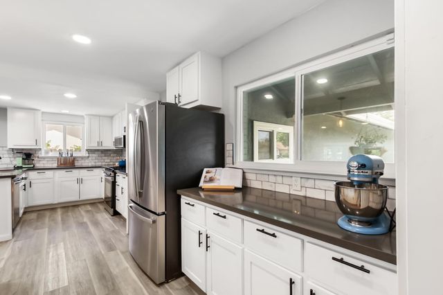 6860 Pocket Rd, Sacramento, CA 95831