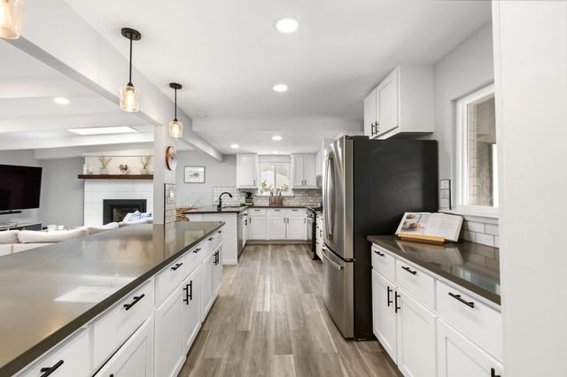 6860 Pocket Rd, Sacramento, CA 95831