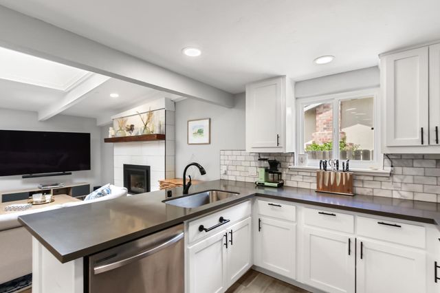 6860 Pocket Rd, Sacramento, CA 95831