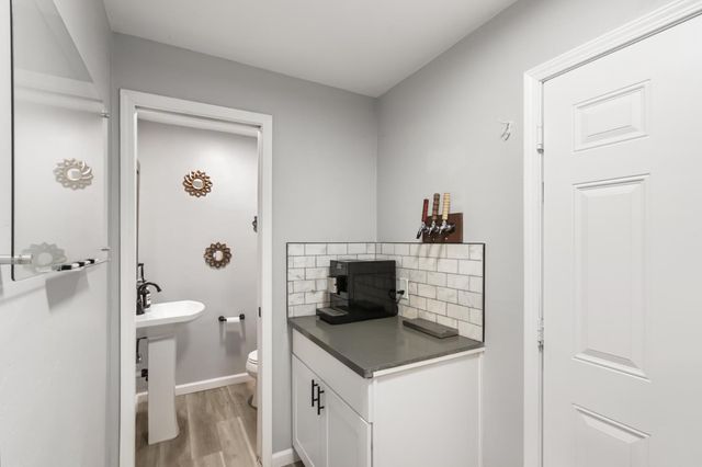 6860 Pocket Rd, Sacramento, CA 95831